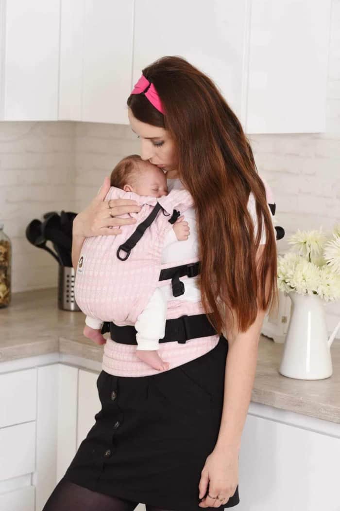 Ergonomický nosič Flexible je vhodný už od veľkosti 50/56 (novorodenec) do veľkosti 92/98 (24-30 mesiacov).

Rischino Flexible je flexibilný ku mieram dieťatka. Nastavuje sa do výšky aj do šírky presne podľa potreby, má jedinečné riešenie nastavenia fixácie hlavičky. Nosič je možné nosiť vpredu, vzadu na chrbte alebo na boku. Klasické ramenné pásy sa dajú aj krížiť.

Bedrový pás je vyvinutý špeciálne pre mamičky po pôrode na nosenie už od novorodenca. Jeho mäkkosť a šírka umožňujú nosiť už od prvých dní, nestláča maternicu, neprenáša do nej ťažisko a umožňuje jej tým lepšiu regeneráciu počas prvých mesiacov nosenia.
<div id="div_block-165-40" class="ct-div-block breakout--full rs-gradient-section">
<div id="div_block-15-40" class="ct-div-block wa-product-tabs wa-product-tabs-wrapper ct-section-inner-wrap">
<div id="_tabs_contents-87-40" class="oxy-tabs-contents-wrapper oxy-tabs-contents pad--xl">
<div id="_tab_content-88-40" class="oxy-tab-content tabs-contents-6091-tab">
<div id="div_block-196-40" class="ct-div-block ">
<div id="div_block-198-40" class="ct-div-block ">
<div id="shortcode-285-40" class="ct-shortcode wa-product-info__wrapper">
<div class="wa-product-info">

<strong>V prípade záujmu o iný vzor nám napíšte, prosím.</strong>

</div>
</div>
</div>
</div>
</div>
</div>
</div>
</div>
<div id="div_block-265-40" class="ct-div-block"></div>
<div class="chakra-text wa-product-description css-h773az">
<h5 class="podnadpisproduktu"></h5>
</div> - 