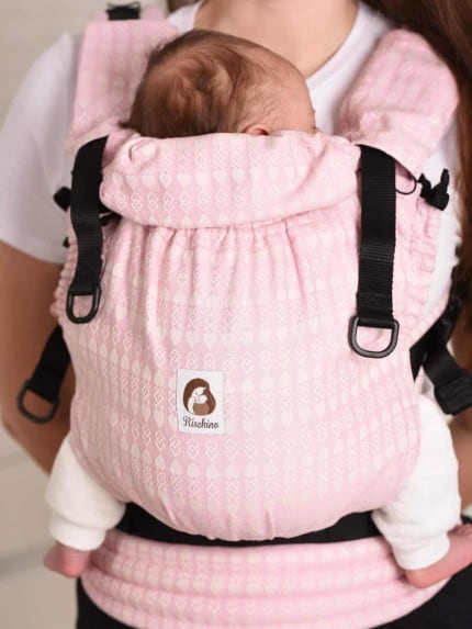 Ergonomický nosič Flexible je vhodný už od veľkosti 50/56 (novorodenec) do veľkosti 92/98 (24-30 mesiacov).

Rischino Flexible je flexibilný ku mieram dieťatka. Nastavuje sa do výšky aj do šírky presne podľa potreby, má jedinečné riešenie nastavenia fixácie hlavičky. Nosič je možné nosiť vpredu, vzadu na chrbte alebo na boku. Klasické ramenné pásy sa dajú aj krížiť.

Bedrový pás je vyvinutý špeciálne pre mamičky po pôrode na nosenie už od novorodenca. Jeho mäkkosť a šírka umožňujú nosiť už od prvých dní, nestláča maternicu, neprenáša do nej ťažisko a umožňuje jej tým lepšiu regeneráciu počas prvých mesiacov nosenia.
<div id="div_block-165-40" class="ct-div-block breakout--full rs-gradient-section">
<div id="div_block-15-40" class="ct-div-block wa-product-tabs wa-product-tabs-wrapper ct-section-inner-wrap">
<div id="_tabs_contents-87-40" class="oxy-tabs-contents-wrapper oxy-tabs-contents pad--xl">
<div id="_tab_content-88-40" class="oxy-tab-content tabs-contents-6091-tab">
<div id="div_block-196-40" class="ct-div-block ">
<div id="div_block-198-40" class="ct-div-block ">
<div id="shortcode-285-40" class="ct-shortcode wa-product-info__wrapper">
<div class="wa-product-info">

<strong>V prípade záujmu o iný vzor nám napíšte, prosím.</strong>

</div>
</div>
</div>
</div>
</div>
</div>
</div>
</div>
<div id="div_block-265-40" class="ct-div-block"></div>
<div class="chakra-text wa-product-description css-h773az">
<h5 class="podnadpisproduktu"></h5>
</div> - 