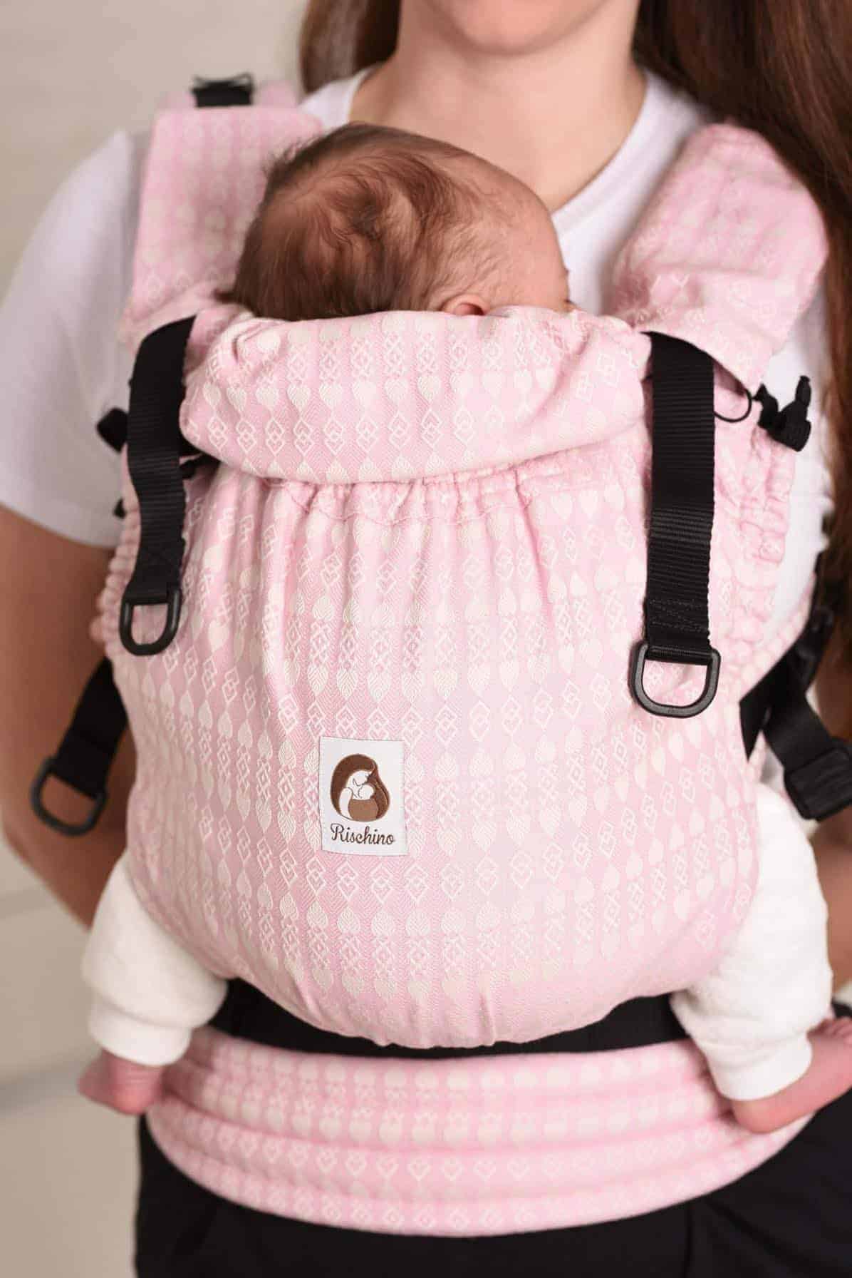 Ergonomický nosič Flexible je vhodný už od veľkosti 50/56 (novorodenec) do veľkosti 92/98 (24-30 mesiacov).

Rischino Flexible je flexibilný ku mieram dieťatka. Nastavuje sa do výšky aj do šírky presne podľa potreby, má jedinečné riešenie nastavenia fixácie hlavičky. Nosič je možné nosiť vpredu, vzadu na chrbte alebo na boku. Klasické ramenné pásy sa dajú aj krížiť.

Bedrový pás je vyvinutý špeciálne pre mamičky po pôrode na nosenie už od novorodenca. Jeho mäkkosť a šírka umožňujú nosiť už od prvých dní, nestláča maternicu, neprenáša do nej ťažisko a umožňuje jej tým lepšiu regeneráciu počas prvých mesiacov nosenia.
<div id="div_block-165-40" class="ct-div-block breakout--full rs-gradient-section">
<div id="div_block-15-40" class="ct-div-block wa-product-tabs wa-product-tabs-wrapper ct-section-inner-wrap">
<div id="_tabs_contents-87-40" class="oxy-tabs-contents-wrapper oxy-tabs-contents pad--xl">
<div id="_tab_content-88-40" class="oxy-tab-content tabs-contents-6091-tab">
<div id="div_block-196-40" class="ct-div-block ">
<div id="div_block-198-40" class="ct-div-block ">
<div id="shortcode-285-40" class="ct-shortcode wa-product-info__wrapper">
<div class="wa-product-info">

<strong>V prípade záujmu o iný vzor nám napíšte, prosím.</strong>

</div>
</div>
</div>
</div>
</div>
</div>
</div>
</div>
<div id="div_block-265-40" class="ct-div-block"></div>
<div class="chakra-text wa-product-description css-h773az">
<h5 class="podnadpisproduktu"></h5>
</div> - 