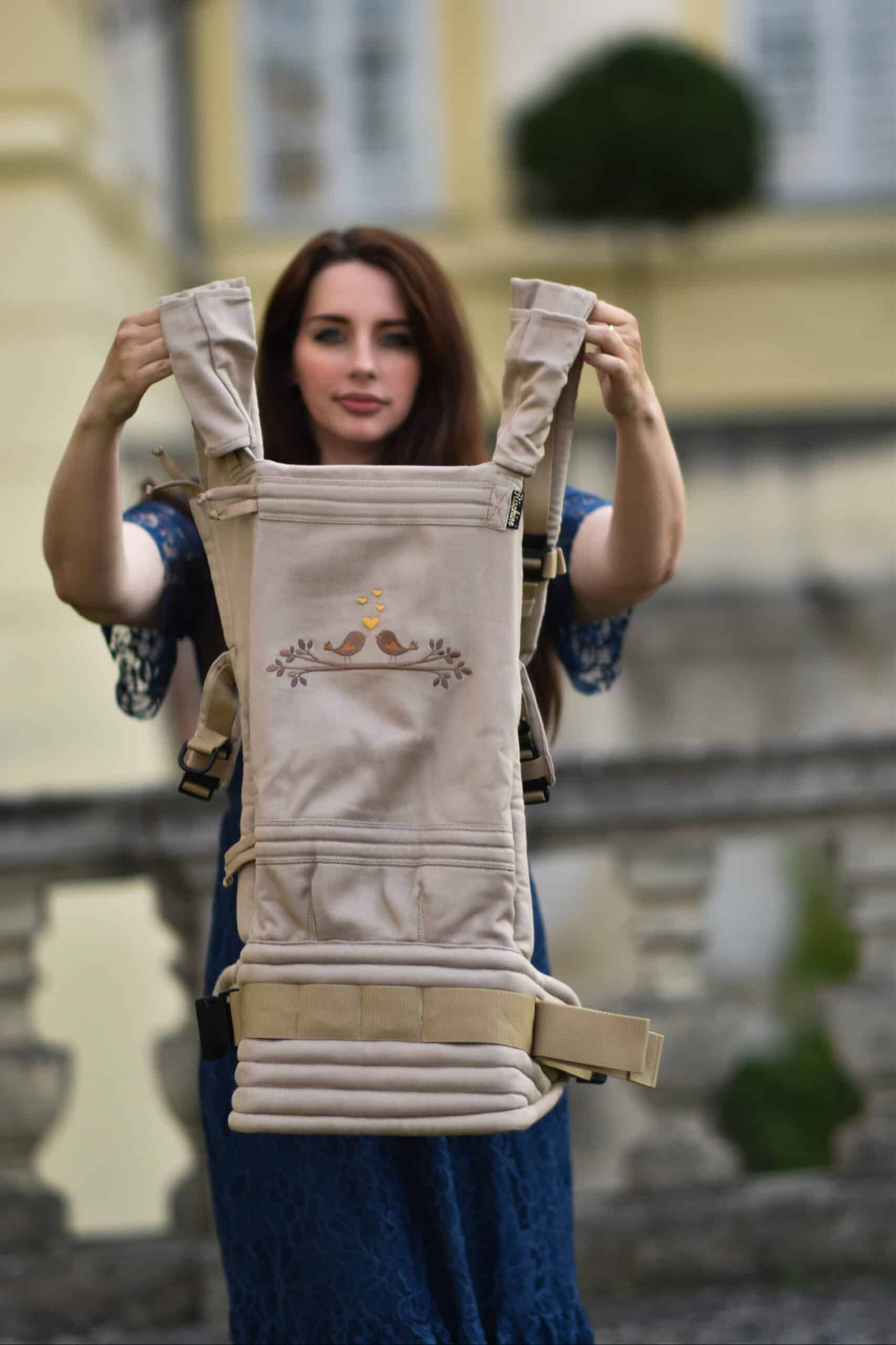 Ergonomický nosič Flexible je vhodný už od veľkosti 50/56 (novorodenec) do veľkosti 92/98 (24-30 mesiacov).

Rischino Flexible je flexibilný ku mieram dieťatka. Nastavuje sa do výšky aj do šírky presne podľa potreby, má jedinečné riešenie nastavenia fixácie hlavičky. Nosič je možné nosiť vpredu, vzadu na chrbte alebo na boku. Klasické ramenné pásy sa dajú aj krížiť.

Bedrový pás je vyvinutý špeciálne pre mamičky po pôrode na nosenie už od novorodenca. Jeho mäkkosť a šírka umožňujú nosiť už od prvých dní, nestláča maternicu, neprenáša do nej ťažisko a umožňuje jej tým lepšiu regeneráciu počas prvých mesiacov nosenia.
<div id="div_block-165-40" class="ct-div-block breakout--full rs-gradient-section">
<div id="div_block-15-40" class="ct-div-block wa-product-tabs wa-product-tabs-wrapper ct-section-inner-wrap">
<div id="_tabs_contents-87-40" class="oxy-tabs-contents-wrapper oxy-tabs-contents pad--xl">
<div id="_tab_content-88-40" class="oxy-tab-content tabs-contents-6091-tab">
<div id="div_block-196-40" class="ct-div-block ">
<div id="div_block-198-40" class="ct-div-block ">
<div id="shortcode-285-40" class="ct-shortcode wa-product-info__wrapper">
<div class="wa-product-info">

<strong>V prípade záujmu o iný vzor nám napíšte, prosím.</strong>

</div>
</div>
</div>
</div>
</div>
</div>
</div>
</div>
<div id="div_block-265-40" class="ct-div-block"></div>
<div class="chakra-text wa-product-description css-h773az">
<h5 class="podnadpisproduktu"></h5>
</div> - 