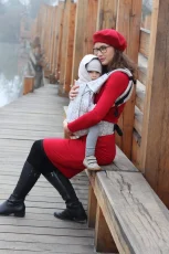 V nosiči <strong>Sestrice Carrier</strong> môžete nosiť svoje dieťatko už od 3 mesiacov (62 cm) a vydrží vám približne do jeho 2 rokov.
<ul>
 	<li><strong>od 3 mesiacov (62 cm) do približne 2 rokov</strong></li>
 	<li>ramenný systém ShoulderComfort pre vašu väčšiu pohodu</li>
 	<li>pevný bedrový pás s perforovanou výplňou pre lepšie odvetrávanie</li>
 	<li>certifikovaný podľa normy EN 13209-2: 2015 Nevystužené nosidlá</li>
 	<li>každý detail nosiča je dôkladne premyslený a precízne dielensky vypracovaný</li>
</ul>
Zloženie 55 % ľan, 45 % česaná bavlna

<strong>V prípade záujmu o iný vzor nám napíšte, prosím.</strong> - 