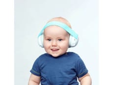 <strong>Izolačné slúchadlá</strong> Alpine Muffy Baby ochránia sluch vášho dieťaťa.

Či už ste na festivale, na party alebo mu len chcete dopriať pokojný a ničím nerušený spánok.

Dve <strong>samostatné slúchadlá</strong>, ktoré vypĺňa veľmi mäkká pena, spája jemná elastická čelenka.

Jednoduchý, ale spoľahlivý systém uchytenia umožňuje rýchle a presné nastavenie podľa potreby.

Súčasťou balenia je prenosné puzdro.
Hmotnosť: 0,17 kg - 