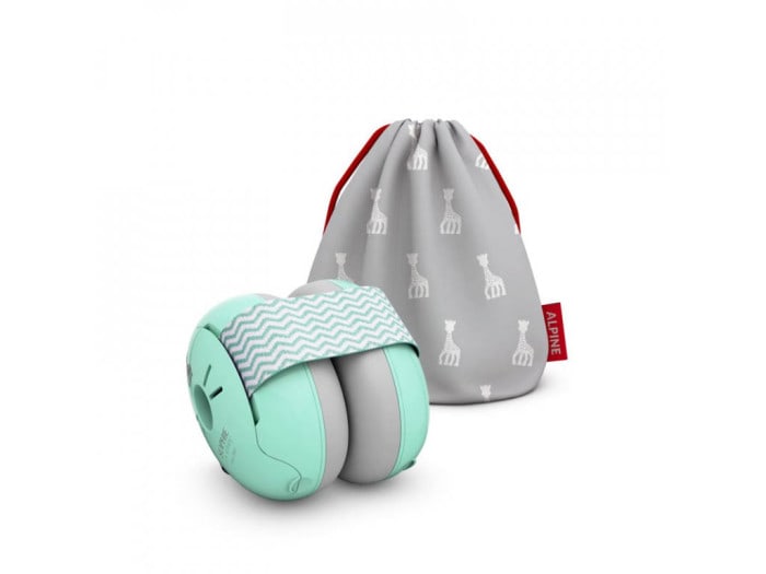 <strong>Izolačné slúchadlá</strong> Alpine Muffy Baby ochránia sluch vášho dieťaťa.

Či už ste na festivale, na party alebo mu len chcete dopriať pokojný a ničím nerušený spánok.

Dve <strong>samostatné slúchadlá</strong>, ktoré vypĺňa veľmi mäkká pena, spája jemná elastická čelenka.

Jednoduchý, ale spoľahlivý systém uchytenia umožňuje rýchle a presné nastavenie podľa potreby.

Súčasťou balenia je prenosné puzdro.
Hmotnosť: 0,17 kg - 