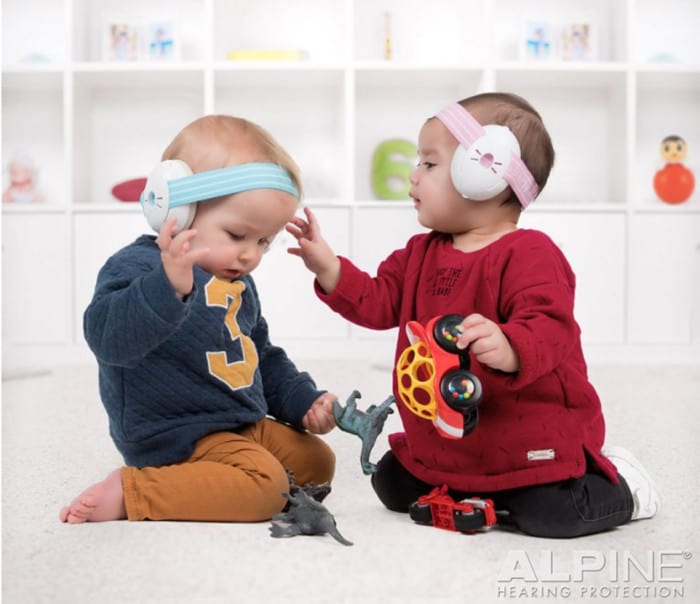 <strong>Izolačné slúchadlá</strong> Alpine Muffy Baby ochránia sluch vášho dieťaťa.

Či už ste na festivale, na party alebo mu len chcete dopriať pokojný a ničím nerušený spánok.

Dve <strong>samostatné slúchadlá</strong>, ktoré vypĺňa veľmi mäkká pena, spája jemná elastická čelenka.

Jednoduchý, ale spoľahlivý systém uchytenia umožňuje rýchle a presné nastavenie podľa potreby.

Súčasťou balenia je prenosné puzdro.
Hmotnosť: 0,17 kg - 