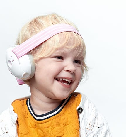 <strong>Izolačné slúchadlá</strong> Alpine Muffy Baby ochránia sluch vášho dieťaťa.

Či už ste na festivale, na party alebo mu len chcete dopriať pokojný a ničím nerušený spánok.

Dve <strong>samostatné slúchadlá</strong>, ktoré vypĺňa veľmi mäkká pena, spája jemná elastická čelenka.

Jednoduchý, ale spoľahlivý systém uchytenia umožňuje rýchle a presné nastavenie podľa potreby.

Súčasťou balenia je prenosné puzdro.
Hmotnosť: 0,17 kg - 