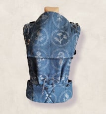 V nosiči <strong>Sestrice Carrier</strong> môžete nosiť svoje dieťatko už od 3 mesiacov (62 cm) a vydrží vám približne do jeho 2 rokov.
<ul>
 	<li><strong>od 3 mesiacov (62 cm) do približne 2 rokov</strong></li>
 	<li>ramenný systém ShoulderComfort pre vašu väčšiu pohodu</li>
 	<li>pevný bedrový pás s perforovanou výplňou pre lepšie odvetrávanie</li>
 	<li>certifikovaný podľa normy EN 13209-2: 2015 Nevystužené nosidlá</li>
 	<li>každý detail nosiča je dôkladne premyslený a precízne dielensky vypracovaný</li>
</ul>
Inšpiráciou vzoru bola jedna z najobľúbenejších ľudových uspávaniek.

Nosenie veľmi často používame práve na uspávanie našich pokladov a ako dobre vieme, mak má upokojujúce účinky.

V spojení so spievaním a jemným pohupovaním do rytmu je to neprekonateľná kombinácia.

Dovoľte makovičkám a čížikom uspať vaše dieťatko.

Autorkou dizajnu je Mária Krammer. - 