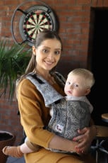 <p class="wnd-align-left">Nosič NoMa Adapt 2 je vhodný od 4 mesiacov/konfekčnej veľkosti 68 cm do 2,5 roka.</p>
<p style="font-weight: 400">Vzor Silver Love pritiahne pozornosť nadšencov sivej až striebornej farby.</p>
<p style="font-weight: 400">Jemná strieborná farba môže pôsobiť neutrálne, avšak biele srdiečka obohatili nosič o nový rozmer.</p>
<p style="font-weight: 400">Z celkového vzhľadu vyžaruje nosič nadčasový dizajn a moderný štýl.</p>
<p style="font-weight: 400">Zloženie: 100% bavlna</p> - 