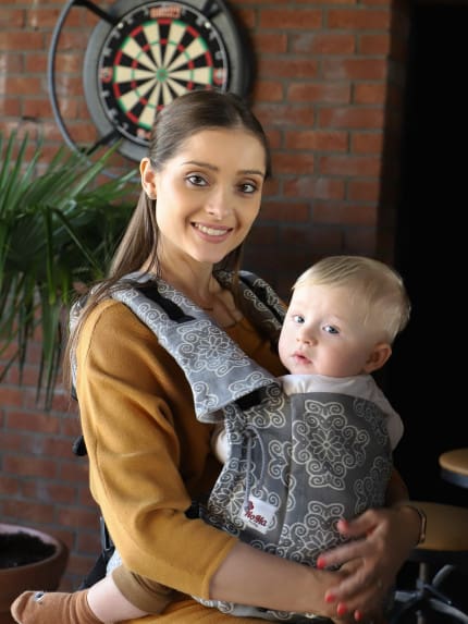 <p class="wnd-align-left">Nosič NoMa Adapt 3 je vhodný od konfekčnej veľkosti 86 do 106 cm.</p>
<p style="font-weight: 400">Vzor Silver Folk pritiahne pozornosť nadšencov ľudovej kultúry.</p>
<p style="font-weight: 400">Predlohou pre vytvorenie vzoru bol vyšívaný čepiec zo 19. - 20. storočia, z Lubiny, v okrese Nové Mesto nad Váhom.</p>
<p style="font-weight: 400">Zloženie: 100% bavlna</p>
<p style="font-weight: 400"></p> - 