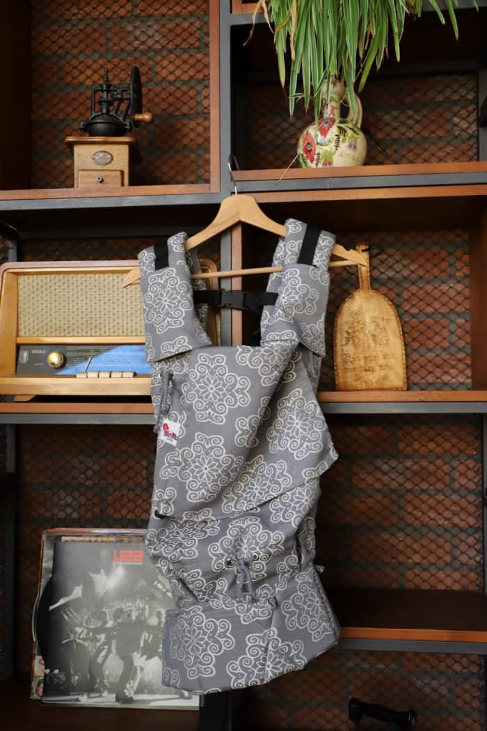 <p class="wnd-align-left">Nosič NoMa Adapt 3 je vhodný od konfekčnej veľkosti 86 do 106 cm.</p>
<p style="font-weight: 400">Vzor Silver Folk pritiahne pozornosť nadšencov ľudovej kultúry.</p>
<p style="font-weight: 400">Predlohou pre vytvorenie vzoru bol vyšívaný čepiec zo 19. - 20. storočia, z Lubiny, v okrese Nové Mesto nad Váhom.</p>
<p style="font-weight: 400">Zloženie: 100% bavlna</p>
<p style="font-weight: 400"></p> - 