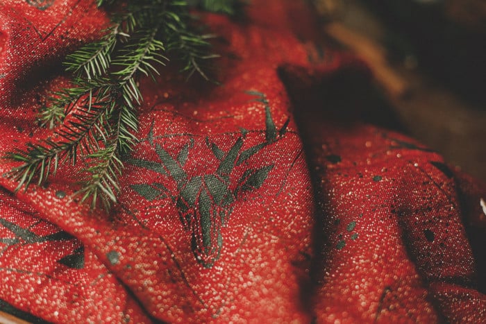 <ul>
 	<li>Praktický, skladný a rýchly pomocník pri nosení.</li>
 	<li>Krátka šatka s krúžkami na jednom konci vám poslúži vždy, keď potrebujete rýchlo odniesť svoje bábätko alebo keď sa nožičky čerstvého chodca unavili a potrebuje si na chvíľku oddýchnuť.</li>
</ul>
Zloženie: 97% česaná bavlna, 3% glitter, 280 gsm - 