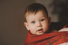 <ul>
 	<li>Ak hľadáte šatku vhodnú pre batoľa, táto šatka je správnou voľbou.</li>
 	<li>Veľkosť 7, dĺžka 5,2m.</li>
 	<li>Šatka je vhodná pre ženy, ktoré nosia oblečenie s veľkosťou 44 a viac a pre mužov s konfekčnou veľkosťou 52 a viac. Táto šatka poslúži plnohodnotne na všetky úväzy.</li>
 	<li> 58% fine merino vlna, 42% česaná bavlna, fialová & biela farba.</li>
 	<li>Hustota tkania pred opraním je približne 310 g/m<sup>2</sup>.</li>
</ul>
&nbsp; - 