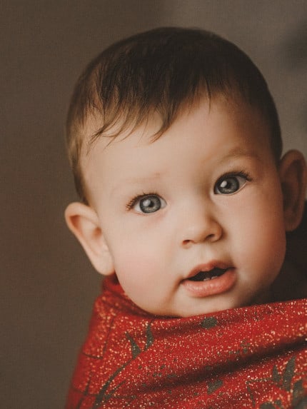 <ul>
 	<li>Praktický, skladný a rýchly pomocník pri nosení.</li>
 	<li>Krátka šatka s krúžkami na jednom konci vám poslúži vždy, keď potrebujete rýchlo odniesť svoje bábätko alebo keď sa nožičky čerstvého chodca unavili a potrebuje si na chvíľku oddýchnuť.</li>
</ul>
Zloženie: 97% česaná bavlna, 3% glitter, 280 gsm - 