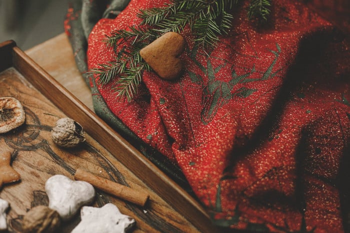 <ul>
 	<li>Praktický, skladný a rýchly pomocník pri nosení.</li>
 	<li>Krátka šatka s krúžkami na jednom konci vám poslúži vždy, keď potrebujete rýchlo odniesť svoje bábätko alebo keď sa nožičky čerstvého chodca unavili a potrebuje si na chvíľku oddýchnuť.</li>
</ul>
Zloženie: 97% česaná bavlna, 3% glitter, 280 gsm - 