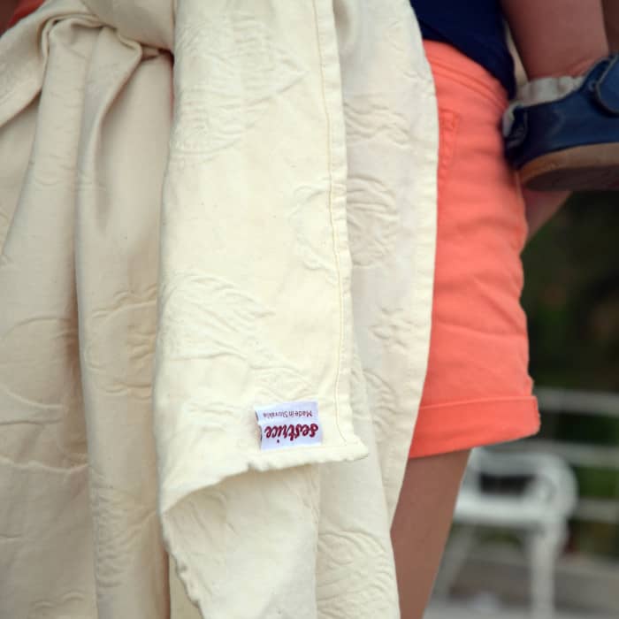 <ul>
 	<li>Ak hľadáte šatku vhodnú pre batoľa, táto šatka je správnou voľbou.</li>
 	<li>Veľkosť 4, dĺžka 3,6 m je vhodná pre mamičky s konfekčnou veľkosťou XXS. Poslúži ako základná šatka na úväz kríž s kapsou vo vnútri. Túto šatku využijete skôr na bočné a chrbtové úväzy, úväz dvojitý kríž, klokan, chrbtový úväz Double Hammock bez uzla. Dĺžka 3,6 m je praktickou veľkosťou na nosenie vonku, pretože jej cípy nie sú príliš dlhé.</li>
 	<li>100% česaná bavlna, biela farba.</li>
</ul>
&nbsp; - 