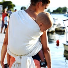 <ul>
 	<li>Ak hľadáte šatku vhodnú pre batoľa, táto šatka je správnou voľbou.</li>
 	<li>Veľkosť 7, dĺžka 5,2m.</li>
 	<li>Šatka je vhodná pre ženy, ktoré nosia oblečenie s veľkosťou 44 a viac a pre mužov s konfekčnou veľkosťou 52 a viac. Táto šatka poslúži plnohodnotne na všetky úväzy.</li>
 	<li>100% česaná bavlna, malinová & biela farba.</li>
 	<li>Hustota tkania pred opraním je približne 310 g/m<sup>2</sup>.</li>
</ul>
&nbsp; - 