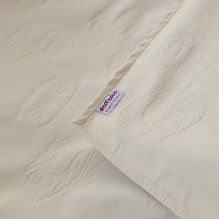 <ul>
 	<li>Ak hľadáte šatku vhodnú pre batoľa, táto šatka je správnou voľbou.</li>
 	<li>Veľkosť 4, dĺžka 3,6 m je vhodná pre mamičky s konfekčnou veľkosťou XXS. Poslúži ako základná šatka na úväz kríž s kapsou vo vnútri. Túto šatku využijete skôr na bočné a chrbtové úväzy, úväz dvojitý kríž, klokan, chrbtový úväz Double Hammock bez uzla. Dĺžka 3,6 m je praktickou veľkosťou na nosenie vonku, pretože jej cípy nie sú príliš dlhé.</li>
 	<li>100% česaná bavlna, biela farba.</li>
</ul>
&nbsp; - 