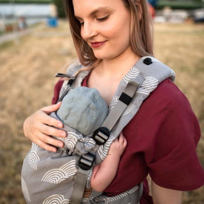 V nosiči <strong>Sestrice Carrier Plus</strong> môžete nosiť svoje dieťatko už od 10 mesiacov (70 cm) a vydrží vám približne do jeho 3,5 – 4 rokov.
<ul>
 	<li><strong>od 10 mesiacov (70 cm) do približne 3,5 – 4 rokov</strong></li>
 	<li>ramenný systém ShoulderComfort pre vašu väčšiu pohodu</li>
 	<li>pevný bedrový pás s perforovanou výplňou pre lepšie odvetrávanie</li>
 	<li>certifikovaný podľa normy EN 13209-2: 2015 Nevystužené nosidlá</li>
 	<li>každý detail nosiča je dôkladne premyslený a precízne dielensky vypracovaný</li>
</ul>
V tomto dizajne sa snúbi grafický minimalizmus s hravou bezstarostnosťou.

Dovoľte si snívať s hlavou v oblakoch a nohami na zemi.

Aj keď sme rodičmi, stále je pred nami veľa dobrodružstiev, ale teraz ich budeme zažívať spolu.

&nbsp; - 