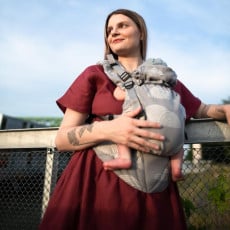 Špeciálne vyvinutý ergonomický nosič s prekríženými ramennými popruhmi pre maximálne pohodlie, skvele rozloží váhu dieťatka.

Vhodný od 2 do 18 mesiacov.

<strong>V prípade záujmu o iný vzor nám napíšte, prosím.</strong> - 