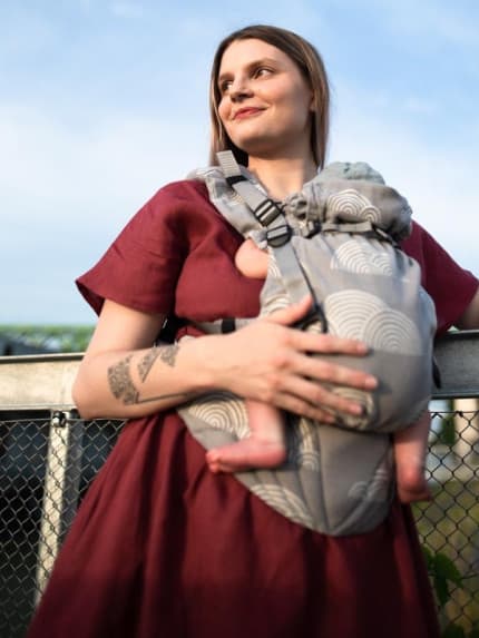 Požičanie - Nosič Sestrice Carrier One - Clouds Grey - Sestrice Clouds Grey 2 V nosiči <strong>Sestrice Carrier ONE</strong> môžete nosiť svoje dieťatko už od narodenia a vydrží vám približne do 1,5 roka.
<ul>
<li><strong>od narodenia do približne 1,5 roka</strong></li>
<li>bedrový pás s podporou BellySupport</li>
<li>ramenný systém ShoulderComfort</li>
<li>certifikovaný podľa normy EN 13209-2: 2015 Nevystužené nosidlá</li>
<li>každý detail nosiča je dôkladne premyslený a precízne dielensky vypracovaný</li>
</ul> -