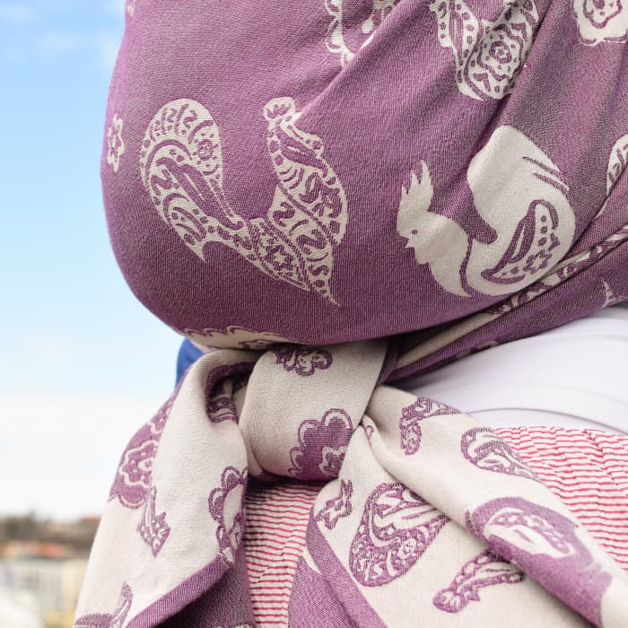 <ul>
 	<li>Ak hľadáte šatku vhodnú pre batoľa, táto šatka je správnou voľbou.</li>
 	<li>Veľkosť 7, dĺžka 5,2m.</li>
 	<li>Šatka je vhodná pre ženy, ktoré nosia oblečenie s veľkosťou 44 a viac a pre mužov s konfekčnou veľkosťou 52 a viac. Táto šatka poslúži plnohodnotne na všetky úväzy.</li>
 	<li> 58% fine merino vlna, 42% česaná bavlna, fialová & biela farba.</li>
 	<li>Hustota tkania pred opraním je približne 310 g/m<sup>2</sup>.</li>
</ul>
&nbsp; - 