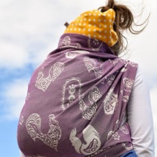 <ul>
 	<li>Praktický, skladný a rýchly pomocník pri nosení.</li>
 	<li>Krátka šatka s krúžkami na jednom konci vám poslúži vždy, keď potrebujete rýchlo odniesť svoje bábätko alebo keď sa nožičky čerstvého chodca unavili a potrebuje si na chvíľku oddýchnuť.</li>
</ul>
Zloženie: 97% česaná bavlna, 3% glitter, 280 gsm - 