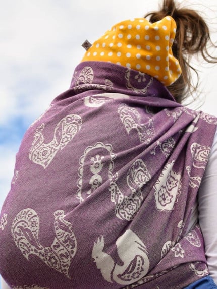 <ul>
 	<li>Ak hľadáte šatku vhodnú pre batoľa, táto šatka je správnou voľbou.</li>
 	<li>Veľkosť 7, dĺžka 5,2m.</li>
 	<li>Šatka je vhodná pre ženy, ktoré nosia oblečenie s veľkosťou 44 a viac a pre mužov s konfekčnou veľkosťou 52 a viac. Táto šatka poslúži plnohodnotne na všetky úväzy.</li>
 	<li> 58% fine merino vlna, 42% česaná bavlna, fialová & biela farba.</li>
 	<li>Hustota tkania pred opraním je približne 310 g/m<sup>2</sup>.</li>
</ul>
&nbsp; - 