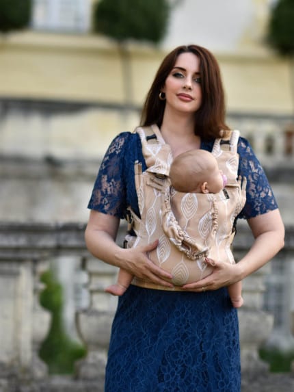 Ergonomický nosič Flexible je vhodný už od veľkosti 50/56 (novorodenec) do veľkosti 92/98 (24-30 mesiacov).

Rischino Flexible je flexibilný ku mieram dieťatka. Nastavuje sa do výšky aj do šírky presne podľa potreby, má jedinečné riešenie nastavenia fixácie hlavičky. Nosič je možné nosiť vpredu, vzadu na chrbte alebo na boku. Klasické ramenné pásy sa dajú aj krížiť.

Bedrový pás je vyvinutý špeciálne pre mamičky po pôrode na nosenie už od novorodenca. Jeho mäkkosť a šírka umožňujú nosiť už od prvých dní, nestláča maternicu, neprenáša do nej ťažisko a umožňuje jej tým lepšiu regeneráciu počas prvých mesiacov nosenia.
<div id="div_block-165-40" class="ct-div-block breakout--full rs-gradient-section">
<div id="div_block-15-40" class="ct-div-block wa-product-tabs wa-product-tabs-wrapper ct-section-inner-wrap">
<div id="_tabs_contents-87-40" class="oxy-tabs-contents-wrapper oxy-tabs-contents pad--xl">
<div id="_tab_content-88-40" class="oxy-tab-content tabs-contents-6091-tab">
<div id="div_block-196-40" class="ct-div-block ">
<div id="div_block-198-40" class="ct-div-block ">
<div id="shortcode-285-40" class="ct-shortcode wa-product-info__wrapper">
<div class="wa-product-info">

<strong>V prípade záujmu o iný vzor nám napíšte, prosím.</strong>

</div>
</div>
</div>
</div>
</div>
</div>
</div>
</div>
<div id="div_block-265-40" class="ct-div-block"></div>
<div class="chakra-text wa-product-description css-h773az">
<h5 class="podnadpisproduktu"></h5>
</div> - 