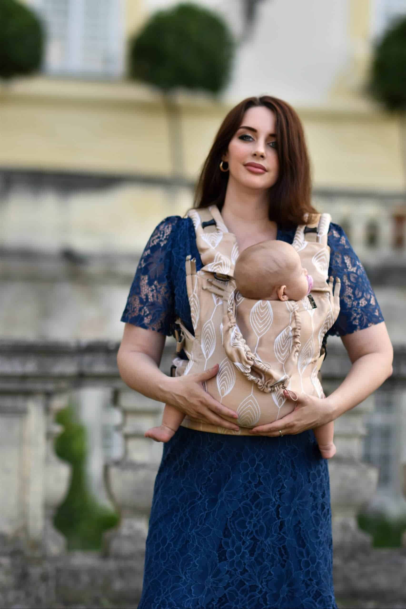 Ergonomický nosič Flexible je vhodný už od veľkosti 50/56 (novorodenec) do veľkosti 92/98 (24-30 mesiacov).

Rischino Flexible je flexibilný ku mieram dieťatka. Nastavuje sa do výšky aj do šírky presne podľa potreby, má jedinečné riešenie nastavenia fixácie hlavičky. Nosič je možné nosiť vpredu, vzadu na chrbte alebo na boku. Klasické ramenné pásy sa dajú aj krížiť.

Bedrový pás je vyvinutý špeciálne pre mamičky po pôrode na nosenie už od novorodenca. Jeho mäkkosť a šírka umožňujú nosiť už od prvých dní, nestláča maternicu, neprenáša do nej ťažisko a umožňuje jej tým lepšiu regeneráciu počas prvých mesiacov nosenia.
<div id="div_block-165-40" class="ct-div-block breakout--full rs-gradient-section">
<div id="div_block-15-40" class="ct-div-block wa-product-tabs wa-product-tabs-wrapper ct-section-inner-wrap">
<div id="_tabs_contents-87-40" class="oxy-tabs-contents-wrapper oxy-tabs-contents pad--xl">
<div id="_tab_content-88-40" class="oxy-tab-content tabs-contents-6091-tab">
<div id="div_block-196-40" class="ct-div-block ">
<div id="div_block-198-40" class="ct-div-block ">
<div id="shortcode-285-40" class="ct-shortcode wa-product-info__wrapper">
<div class="wa-product-info">

<strong>V prípade záujmu o iný vzor nám napíšte, prosím.</strong>

</div>
</div>
</div>
</div>
</div>
</div>
</div>
</div>
<div id="div_block-265-40" class="ct-div-block"></div>
<div class="chakra-text wa-product-description css-h773az">
<h5 class="podnadpisproduktu"></h5>
</div> - 