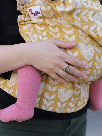 Nosič NoMa Adapt - Noma Honey Love <strong>V prípade záujmu o inú farbu, prípadne veľkosť nám napíšte, prosím.</strong> -