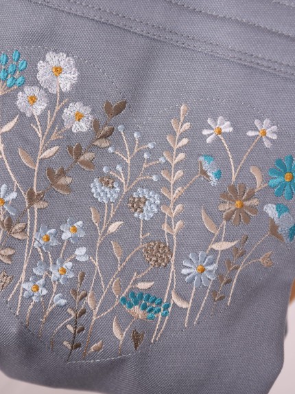 Ergonomický nosič Flexible je vhodný už od veľkosti 50/56 (novorodenec) do veľkosti 92/98 (24-30 mesiacov).

Rischino Flexible je flexibilný ku mieram dieťatka. Nastavuje sa do výšky aj do šírky presne podľa potreby, má jedinečné riešenie nastavenia fixácie hlavičky. Nosič je možné nosiť vpredu, vzadu na chrbte alebo na boku. Klasické ramenné pásy sa dajú aj krížiť.

Bedrový pás je vyvinutý špeciálne pre mamičky po pôrode na nosenie už od novorodenca. Jeho mäkkosť a šírka umožňujú nosiť už od prvých dní, nestláča maternicu, neprenáša do nej ťažisko a umožňuje jej tým lepšiu regeneráciu počas prvých mesiacov nosenia.
<div id="div_block-165-40" class="ct-div-block breakout--full rs-gradient-section">
<div id="div_block-15-40" class="ct-div-block wa-product-tabs wa-product-tabs-wrapper ct-section-inner-wrap">
<div id="_tabs_contents-87-40" class="oxy-tabs-contents-wrapper oxy-tabs-contents pad--xl">
<div id="_tab_content-88-40" class="oxy-tab-content tabs-contents-6091-tab">
<div id="div_block-196-40" class="ct-div-block ">
<div id="div_block-198-40" class="ct-div-block ">
<div id="shortcode-285-40" class="ct-shortcode wa-product-info__wrapper">
<div class="wa-product-info">

<strong>V prípade záujmu o iný vzor nám napíšte, prosím.</strong>

</div>
</div>
</div>
</div>
</div>
</div>
</div>
</div>
<div id="div_block-265-40" class="ct-div-block"></div>
<div class="chakra-text wa-product-description css-h773az">
<h5 class="podnadpisproduktu"></h5>
</div> - 