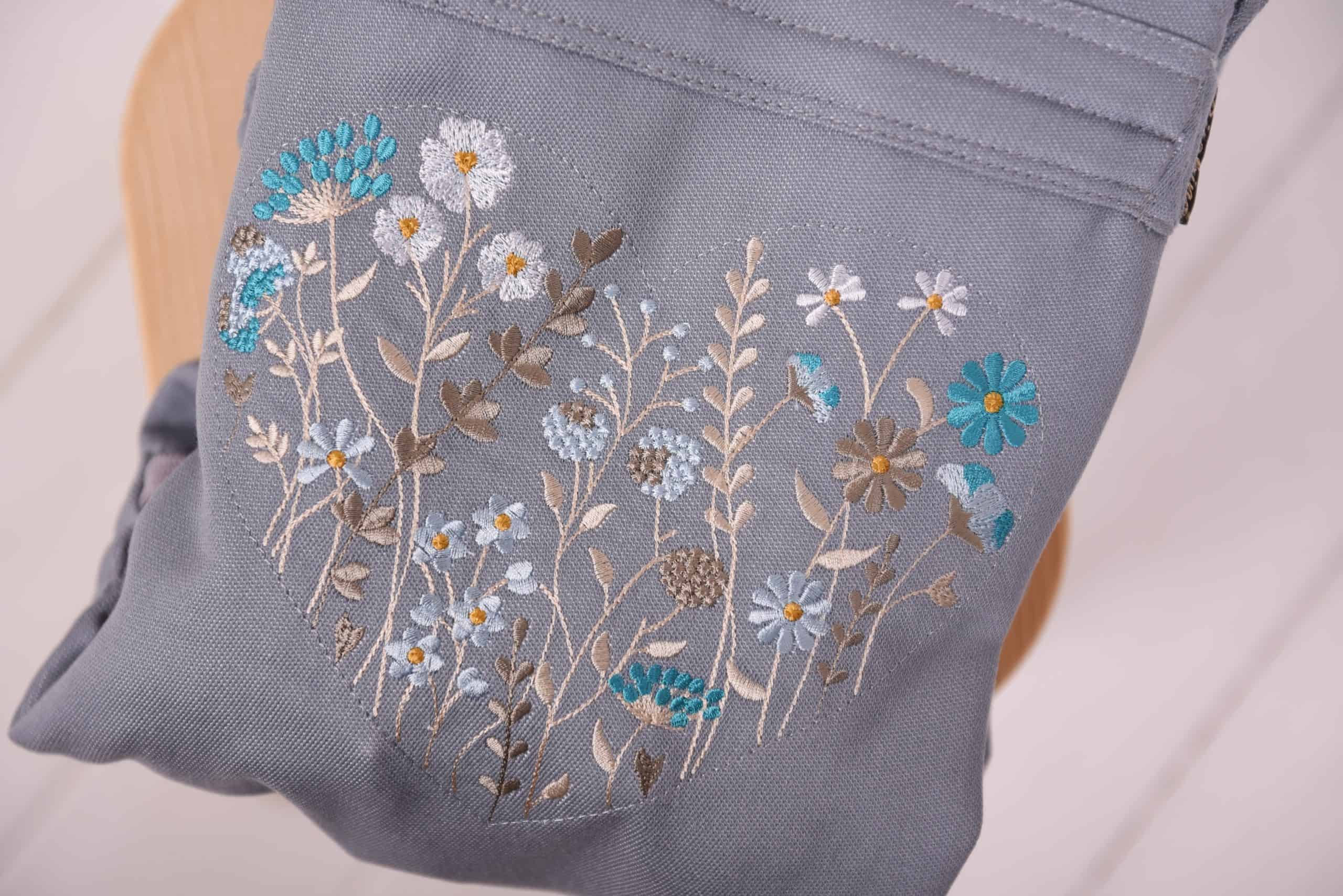 Ergonomický nosič Flexible je vhodný už od veľkosti 50/56 (novorodenec) do veľkosti 92/98 (24-30 mesiacov).

Rischino Flexible je flexibilný ku mieram dieťatka. Nastavuje sa do výšky aj do šírky presne podľa potreby, má jedinečné riešenie nastavenia fixácie hlavičky. Nosič je možné nosiť vpredu, vzadu na chrbte alebo na boku. Klasické ramenné pásy sa dajú aj krížiť.

Bedrový pás je vyvinutý špeciálne pre mamičky po pôrode na nosenie už od novorodenca. Jeho mäkkosť a šírka umožňujú nosiť už od prvých dní, nestláča maternicu, neprenáša do nej ťažisko a umožňuje jej tým lepšiu regeneráciu počas prvých mesiacov nosenia.
<div id="div_block-165-40" class="ct-div-block breakout--full rs-gradient-section">
<div id="div_block-15-40" class="ct-div-block wa-product-tabs wa-product-tabs-wrapper ct-section-inner-wrap">
<div id="_tabs_contents-87-40" class="oxy-tabs-contents-wrapper oxy-tabs-contents pad--xl">
<div id="_tab_content-88-40" class="oxy-tab-content tabs-contents-6091-tab">
<div id="div_block-196-40" class="ct-div-block ">
<div id="div_block-198-40" class="ct-div-block ">
<div id="shortcode-285-40" class="ct-shortcode wa-product-info__wrapper">
<div class="wa-product-info">

<strong>V prípade záujmu o iný vzor nám napíšte, prosím.</strong>

</div>
</div>
</div>
</div>
</div>
</div>
</div>
</div>
<div id="div_block-265-40" class="ct-div-block"></div>
<div class="chakra-text wa-product-description css-h773az">
<h5 class="podnadpisproduktu"></h5>
</div> - 