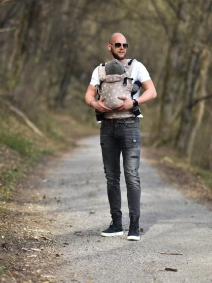 Ergonomický nosič Flexible je vhodný už od veľkosti 50/56 (novorodenec) do veľkosti 92/98 (24-30 mesiacov).

Rischino Flexible je flexibilný ku mieram dieťatka. Nastavuje sa do výšky aj do šírky presne podľa potreby, má jedinečné riešenie nastavenia fixácie hlavičky. Nosič je možné nosiť vpredu, vzadu na chrbte alebo na boku. Klasické ramenné pásy sa dajú aj krížiť.

Bedrový pás je vyvinutý špeciálne pre mamičky po pôrode na nosenie už od novorodenca. Jeho mäkkosť a šírka umožňujú nosiť už od prvých dní, nestláča maternicu, neprenáša do nej ťažisko a umožňuje jej tým lepšiu regeneráciu počas prvých mesiacov nosenia.
<div id="div_block-165-40" class="ct-div-block breakout--full rs-gradient-section">
<div id="div_block-15-40" class="ct-div-block wa-product-tabs wa-product-tabs-wrapper ct-section-inner-wrap">
<div id="_tabs_contents-87-40" class="oxy-tabs-contents-wrapper oxy-tabs-contents pad--xl">
<div id="_tab_content-88-40" class="oxy-tab-content tabs-contents-6091-tab">
<div id="div_block-196-40" class="ct-div-block ">
<div id="div_block-198-40" class="ct-div-block ">
<div id="shortcode-285-40" class="ct-shortcode wa-product-info__wrapper">
<div class="wa-product-info">

<strong>V prípade záujmu o iný vzor nám napíšte, prosím.</strong>

</div>
</div>
</div>
</div>
</div>
</div>
</div>
</div>
<div id="div_block-265-40" class="ct-div-block"></div>
<div class="chakra-text wa-product-description css-h773az">
<h5 class="podnadpisproduktu"></h5>
</div> - 