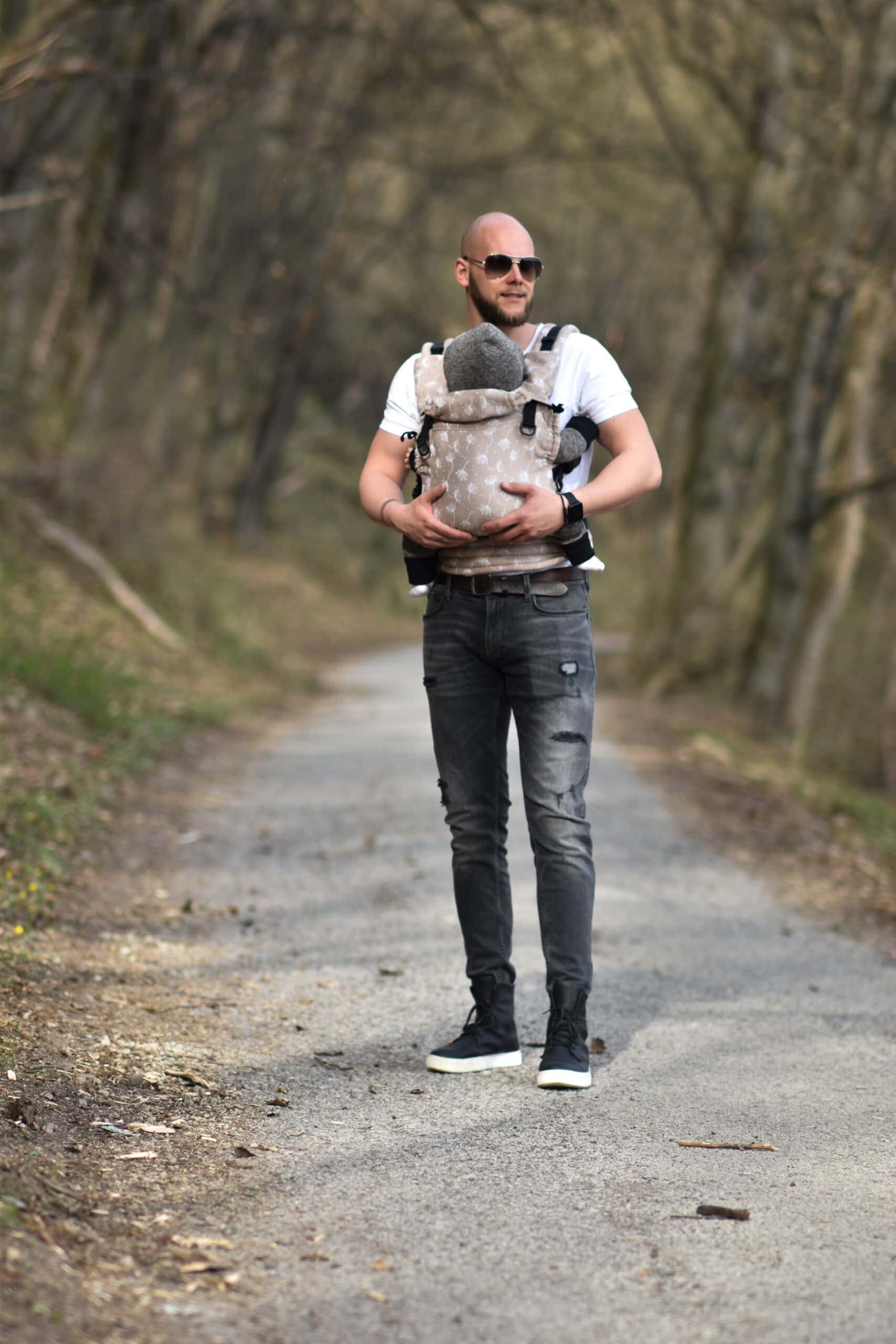 Ergonomický nosič Flexible je vhodný už od veľkosti 50/56 (novorodenec) do veľkosti 92/98 (24-30 mesiacov).

Rischino Flexible je flexibilný ku mieram dieťatka. Nastavuje sa do výšky aj do šírky presne podľa potreby, má jedinečné riešenie nastavenia fixácie hlavičky. Nosič je možné nosiť vpredu, vzadu na chrbte alebo na boku. Klasické ramenné pásy sa dajú aj krížiť.

Bedrový pás je vyvinutý špeciálne pre mamičky po pôrode na nosenie už od novorodenca. Jeho mäkkosť a šírka umožňujú nosiť už od prvých dní, nestláča maternicu, neprenáša do nej ťažisko a umožňuje jej tým lepšiu regeneráciu počas prvých mesiacov nosenia.
<div id="div_block-165-40" class="ct-div-block breakout--full rs-gradient-section">
<div id="div_block-15-40" class="ct-div-block wa-product-tabs wa-product-tabs-wrapper ct-section-inner-wrap">
<div id="_tabs_contents-87-40" class="oxy-tabs-contents-wrapper oxy-tabs-contents pad--xl">
<div id="_tab_content-88-40" class="oxy-tab-content tabs-contents-6091-tab">
<div id="div_block-196-40" class="ct-div-block ">
<div id="div_block-198-40" class="ct-div-block ">
<div id="shortcode-285-40" class="ct-shortcode wa-product-info__wrapper">
<div class="wa-product-info">

<strong>V prípade záujmu o iný vzor nám napíšte, prosím.</strong>

</div>
</div>
</div>
</div>
</div>
</div>
</div>
</div>
<div id="div_block-265-40" class="ct-div-block"></div>
<div class="chakra-text wa-product-description css-h773az">
<h5 class="podnadpisproduktu"></h5>
</div> - 