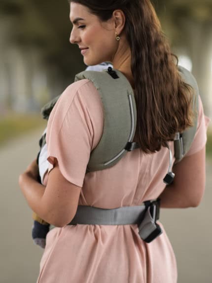 Nosič Sestrice Carrier - Sestrice_Carrier_Pure_Khaki-1 V nosiči <strong>Sestrice Carrier</strong> môžete nosiť svoje dieťatko už od 3 mesiacov (62 cm) a vydrží vám približne do jeho 2 rokov.
<ul>
<li><strong>od 3 mesiacov (62 cm) do približne 2 rokov</strong></li>
<li>ramenný systém ShoulderComfort pre vašu väčšiu pohodu</li>
<li>pevný bedrový pás s perforovanou výplňou pre lepšie odvetrávanie</li>
<li>certifikovaný podľa normy EN 13209-2: 2015 Nevystužené nosidlá</li>
<li>každý detail nosiča je dôkladne premyslený a precízne dielensky vypracovaný</li>
</ul>
Zloženie 55 % ľan, 45 % česaná bavlna
<strong>V prípade záujmu o iný vzor nám napíšte, prosím.</strong> -