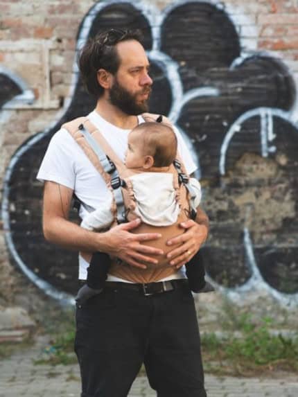 Nosič Sestrice Carrier Plus - Sestrice_carrier_Pure_Nutmeg-3 V nosiči <strong>Sestrice Carrier Plus</strong> môžete nosiť svoje dieťatko už od 10 mesiacov (70 cm) a vydrží vám približne do jeho 3,5 – 4 rokov.
<ul>
<li><strong>od 10 mesiacov (70 cm) do približne 3,5 – 4 rokov</strong></li>
<li>ramenný systém ShoulderComfort pre vašu väčšiu pohodu</li>
<li>pevný bedrový pás s perforovanou výplňou pre lepšie odvetrávanie</li>
<li>certifikovaný podľa normy EN 13209-2: 2015 Nevystužené nosidlá</li>
<li>každý detail nosiča je dôkladne premyslený a precízne dielensky vypracovaný</li>
</ul>
<strong> V prípade záujmu o iný vzor nám napíšte, prosím.</strong> -