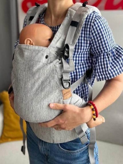 Nosič Sestrice Carrier - Sestrice_PureGranit V nosiči <strong>Sestrice Carrier</strong> môžete nosiť svoje dieťatko už od 3 mesiacov (62 cm) a vydrží vám približne do jeho 2 rokov.
<ul>
<li><strong>od 3 mesiacov (62 cm) do približne 2 rokov</strong></li>
<li>ramenný systém ShoulderComfort pre vašu väčšiu pohodu</li>
<li>pevný bedrový pás s perforovanou výplňou pre lepšie odvetrávanie</li>
<li>certifikovaný podľa normy EN 13209-2: 2015 Nevystužené nosidlá</li>
<li>každý detail nosiča je dôkladne premyslený a precízne dielensky vypracovaný</li>
</ul>
Zloženie 55 % ľan, 45 % česaná bavlna
<strong>V prípade záujmu o iný vzor nám napíšte, prosím.</strong> -