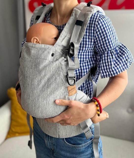 <ul>
 	<li>Špeciálne vyvinutý ergonomický nosič s rovnými ramennými popruhmi.</li>
 	<li>Súčasťou balenia sú chrániče ramenných popruhov a podrobný návod na použitie.</li>
</ul>
<strong>          First size:</strong> od veľkosti 56 do 92

<strong>          Tiny size:</strong> od veľkosti 62 do 92

<strong>          Maxi size:</strong> od veľkosti 74 do 110

<strong>          V prípade záujmu o iný vzor nám napíšte, prosím. </strong> - 