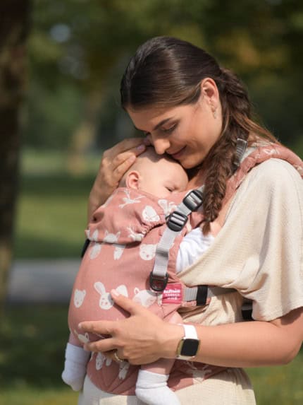 Nosič Sestrice Carrier Plus - Sestrice_carrier_one_dreamers_cinnamon_4 V nosiči <strong>Sestrice Carrier Plus</strong> môžete nosiť svoje dieťatko už od 10 mesiacov (70 cm) a vydrží vám približne do jeho 3,5 – 4 rokov.
<ul>
<li><strong>od 10 mesiacov (70 cm) do približne 3,5 – 4 rokov</strong></li>
<li>ramenný systém ShoulderComfort pre vašu väčšiu pohodu</li>
<li>pevný bedrový pás s perforovanou výplňou pre lepšie odvetrávanie</li>
<li>certifikovaný podľa normy EN 13209-2: 2015 Nevystužené nosidlá</li>
<li>každý detail nosiča je dôkladne premyslený a precízne dielensky vypracovaný</li>
</ul>
<strong> V prípade záujmu o iný vzor nám napíšte, prosím.</strong> -