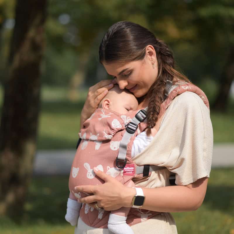 <ul>
 	<li>Špeciálne vyvinutý ergonomický nosič s rovnými ramennými popruhmi.</li>
 	<li>Súčasťou balenia sú chrániče ramenných popruhov a podrobný návod na použitie.</li>
</ul>
<strong>          First size:</strong> od veľkosti 56 do 92

<strong>          Tiny size:</strong> od veľkosti 62 do 92

<strong>          Maxi size:</strong> od veľkosti 74 do 110

<strong>          V prípade záujmu o iný vzor nám napíšte, prosím. </strong> - 