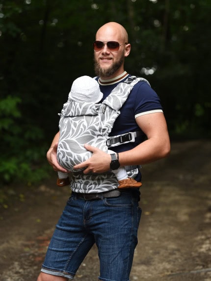 Ergonomický nosič Flexible je vhodný už od veľkosti 50/56 (novorodenec) do veľkosti 92/98 (24-30 mesiacov).

Rischino Flexible je flexibilný ku mieram dieťatka. Nastavuje sa do výšky aj do šírky presne podľa potreby, má jedinečné riešenie nastavenia fixácie hlavičky. Nosič je možné nosiť vpredu, vzadu na chrbte alebo na boku. Klasické ramenné pásy sa dajú aj krížiť.

Bedrový pás je vyvinutý špeciálne pre mamičky po pôrode na nosenie už od novorodenca. Jeho mäkkosť a šírka umožňujú nosiť už od prvých dní, nestláča maternicu, neprenáša do nej ťažisko a umožňuje jej tým lepšiu regeneráciu počas prvých mesiacov nosenia.
<div id="div_block-165-40" class="ct-div-block breakout--full rs-gradient-section">
<div id="div_block-15-40" class="ct-div-block wa-product-tabs wa-product-tabs-wrapper ct-section-inner-wrap">
<div id="_tabs_contents-87-40" class="oxy-tabs-contents-wrapper oxy-tabs-contents pad--xl">
<div id="_tab_content-88-40" class="oxy-tab-content tabs-contents-6091-tab">
<div id="div_block-196-40" class="ct-div-block ">
<div id="div_block-198-40" class="ct-div-block ">
<div id="shortcode-285-40" class="ct-shortcode wa-product-info__wrapper">
<div class="wa-product-info">

<strong>V prípade záujmu o iný vzor nám napíšte, prosím.</strong>

</div>
</div>
</div>
</div>
</div>
</div>
</div>
</div>
<div id="div_block-265-40" class="ct-div-block"></div>
<div class="chakra-text wa-product-description css-h773az">
<h5 class="podnadpisproduktu"></h5>
</div> - 