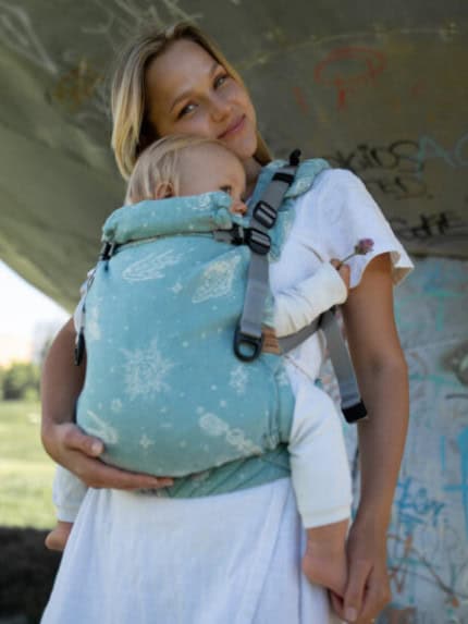 Nosič Sestrice Carrier Plus - Sestrice_Carrier_Cosmos_Neptune_1 V nosiči <strong>Sestrice Carrier Plus</strong> môžete nosiť svoje dieťatko už od 10 mesiacov (70 cm) a vydrží vám približne do jeho 3,5 – 4 rokov.
<ul>
<li><strong>od 10 mesiacov (70 cm) do približne 3,5 – 4 rokov</strong></li>
<li>ramenný systém ShoulderComfort pre vašu väčšiu pohodu</li>
<li>pevný bedrový pás s perforovanou výplňou pre lepšie odvetrávanie</li>
<li>certifikovaný podľa normy EN 13209-2: 2015 Nevystužené nosidlá</li>
<li>každý detail nosiča je dôkladne premyslený a precízne dielensky vypracovaný</li>
</ul>
<strong> V prípade záujmu o iný vzor nám napíšte, prosím.</strong> -