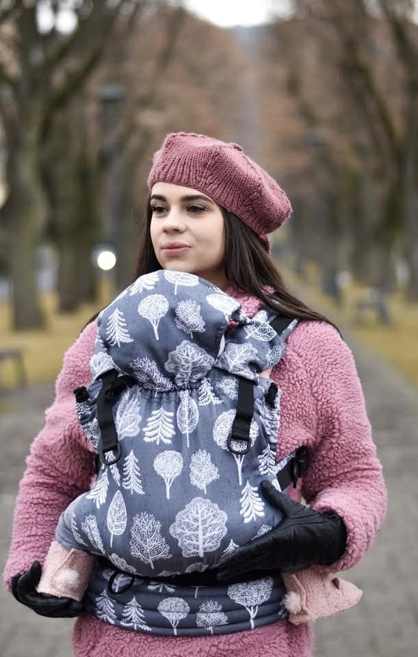 Ergonomický nosič Flexible je vhodný už od veľkosti 50/56 (novorodenec) do veľkosti 92/98 (24-30 mesiacov).

Rischino Flexible je flexibilný ku mieram dieťatka. Nastavuje sa do výšky aj do šírky presne podľa potreby, má jedinečné riešenie nastavenia fixácie hlavičky. Nosič je možné nosiť vpredu, vzadu na chrbte alebo na boku. Klasické ramenné pásy sa dajú aj krížiť.

Bedrový pás je vyvinutý špeciálne pre mamičky po pôrode na nosenie už od novorodenca. Jeho mäkkosť a šírka umožňujú nosiť už od prvých dní, nestláča maternicu, neprenáša do nej ťažisko a umožňuje jej tým lepšiu regeneráciu počas prvých mesiacov nosenia.
<div id="div_block-165-40" class="ct-div-block breakout--full rs-gradient-section">
<div id="div_block-15-40" class="ct-div-block wa-product-tabs wa-product-tabs-wrapper ct-section-inner-wrap">
<div id="_tabs_contents-87-40" class="oxy-tabs-contents-wrapper oxy-tabs-contents pad--xl">
<div id="_tab_content-88-40" class="oxy-tab-content tabs-contents-6091-tab">
<div id="div_block-196-40" class="ct-div-block ">
<div id="div_block-198-40" class="ct-div-block ">
<div id="shortcode-285-40" class="ct-shortcode wa-product-info__wrapper">
<div class="wa-product-info">

<strong>V prípade záujmu o iný vzor nám napíšte, prosím.</strong>

</div>
</div>
</div>
</div>
</div>
</div>
</div>
</div>
<div id="div_block-265-40" class="ct-div-block"></div>
<div class="chakra-text wa-product-description css-h773az">
<h5 class="podnadpisproduktu"></h5>
</div> - 