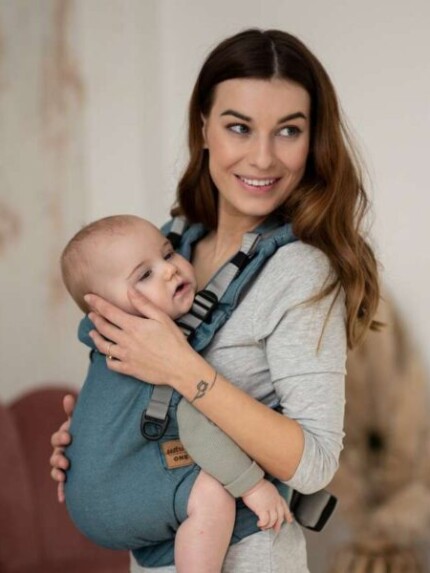 Nosič Sestrice Carrier - Sestrice_Carrier_Pure_Petrol-1 V nosiči <strong>Sestrice Carrier</strong> môžete nosiť svoje dieťatko už od 3 mesiacov (62 cm) a vydrží vám približne do jeho 2 rokov.
<ul>
<li><strong>od 3 mesiacov (62 cm) do približne 2 rokov</strong></li>
<li>ramenný systém ShoulderComfort pre vašu väčšiu pohodu</li>
<li>pevný bedrový pás s perforovanou výplňou pre lepšie odvetrávanie</li>
<li>certifikovaný podľa normy EN 13209-2: 2015 Nevystužené nosidlá</li>
<li>každý detail nosiča je dôkladne premyslený a precízne dielensky vypracovaný</li>
</ul>
Zloženie 55 % ľan, 45 % česaná bavlna
<strong>V prípade záujmu o iný vzor nám napíšte, prosím.</strong> -