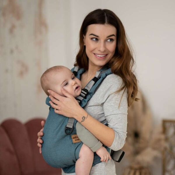 <ul>
 	<li>Špeciálne vyvinutý ergonomický nosič s rovnými ramennými popruhmi.</li>
 	<li>Súčasťou balenia sú chrániče ramenných popruhov a podrobný návod na použitie.</li>
</ul>
<strong>          First size:</strong> od veľkosti 56 do 92

<strong>          Tiny size:</strong> od veľkosti 62 do 92

<strong>          Maxi size:</strong> od veľkosti 74 do 110

<strong>          V prípade záujmu o iný vzor nám napíšte, prosím. </strong> - 